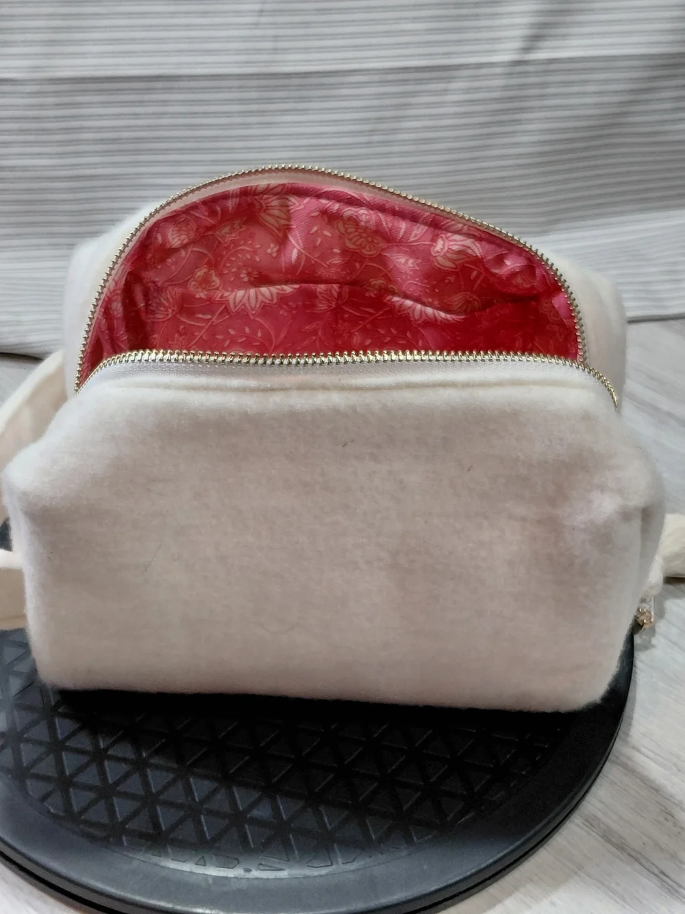 NEW OGEE Limited Edition Cream Sherpa Wool Makeup Bag Vibrant Pink Lining 9